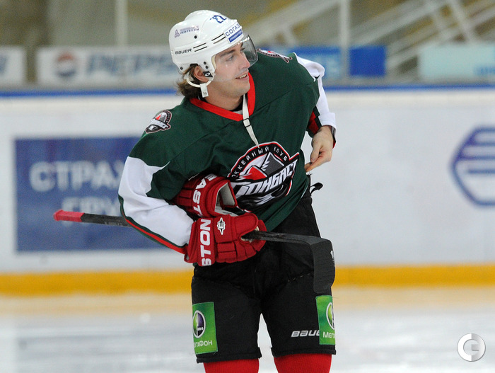 Хоккеиста выгнали из команды из-за драки