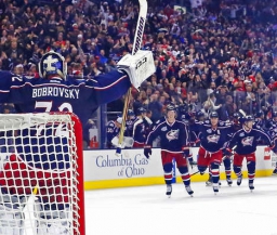 Клуб НХЛ "Коламбус" продлил контракт с россиянином Бобровским