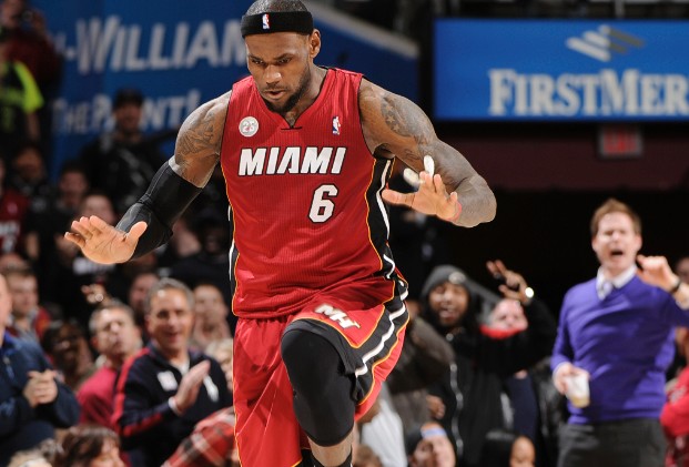 Трипл-дабл Джеймса обеспечил \"Майами\" 24-ю подряд победу в сезоне НБА