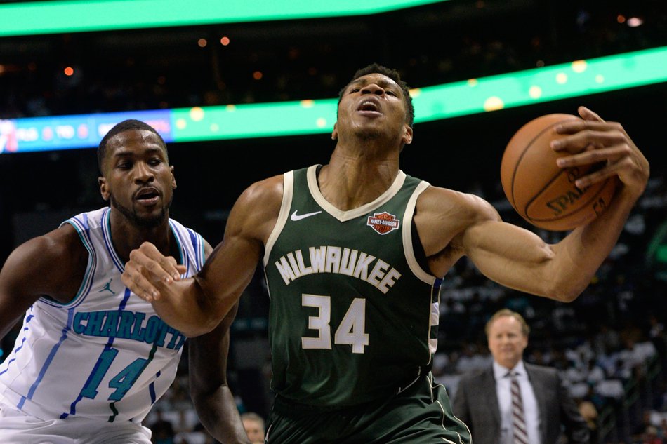 \"Шарлотт Хорнетс\" дома уступил \"Милуоки Бакс\"