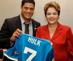 Халк подарил футболку "Зенита" президенту Бразилии