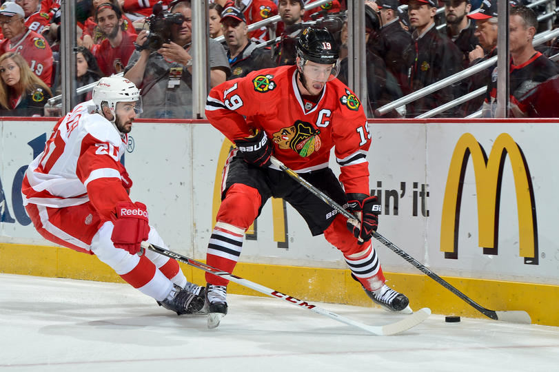 \"Чикаго Блекхоукс\" обыграл \"Детройт Ред Уингз\" и вышел в полуфинал Кубка Стэнли