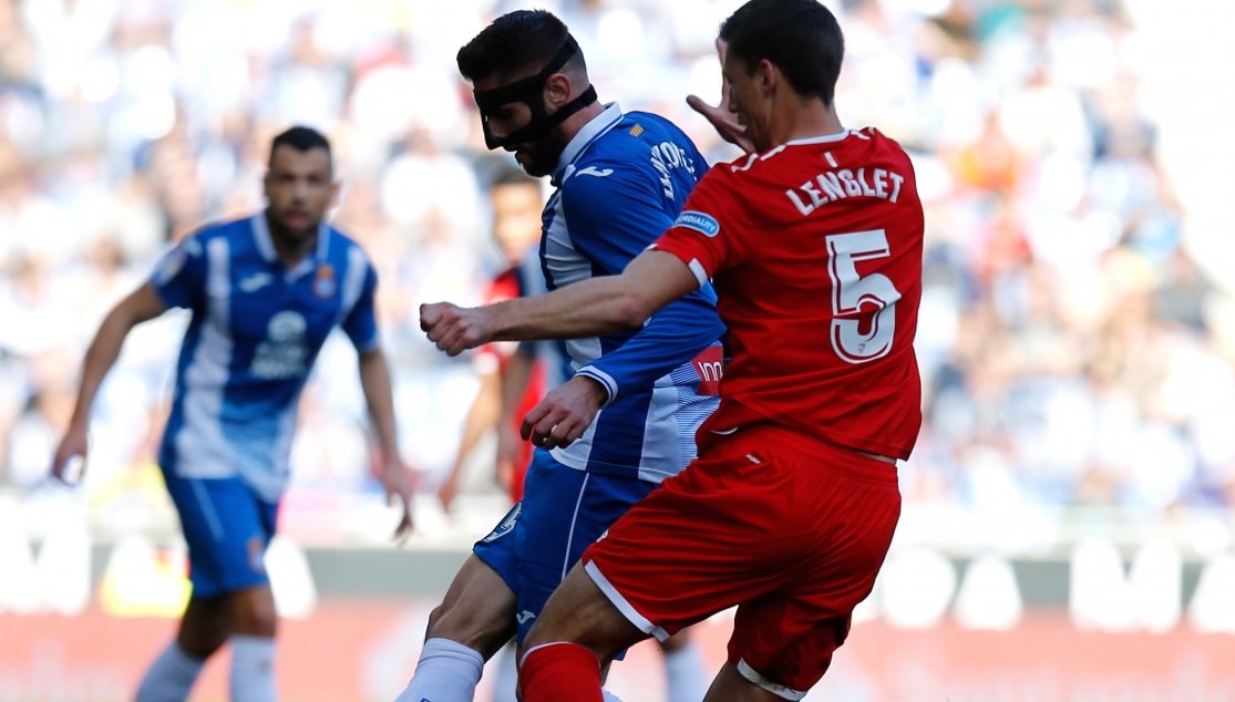 \"Эспаньол\" разгромно уступил \"Севилье\"