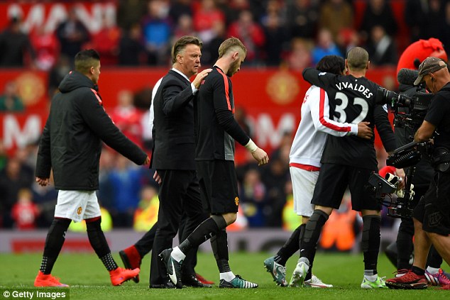 Невилл: де Хеа нужно обменять на Бэйла