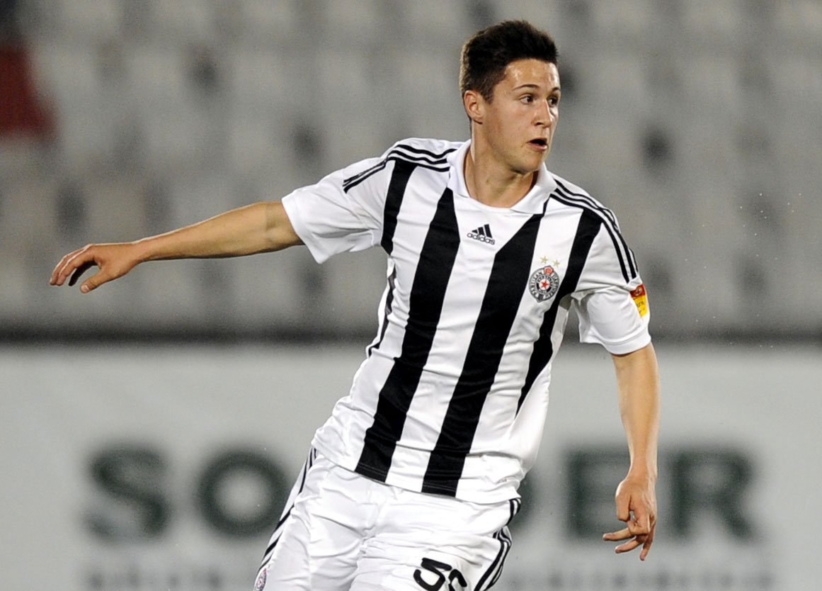 \"Челси\" подписал хавбека \"Партизана\"