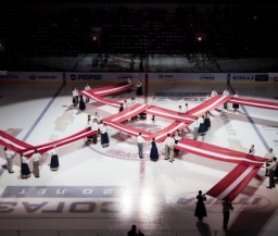Перед матчем КХЛ на льду развернули орнамент, похожий на свастику