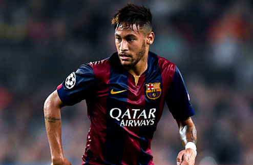 Неймар отдает \"Золотой мяч\" Месси