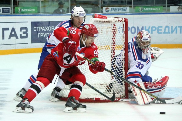 \"Питерцы\" в гостях обыграли \"Автомобилист\"
