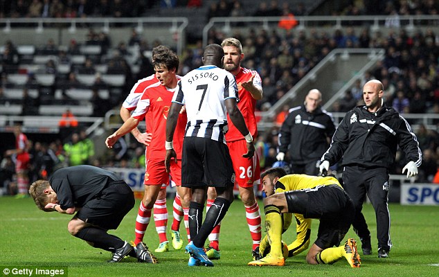 Полузащитник \"сорок\" разбил судье нос