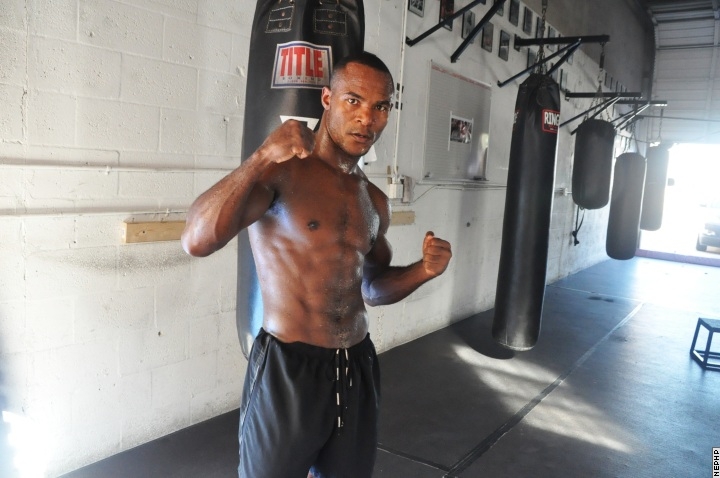 Гузман и Москера поборются за титул временного чемпиона WBA