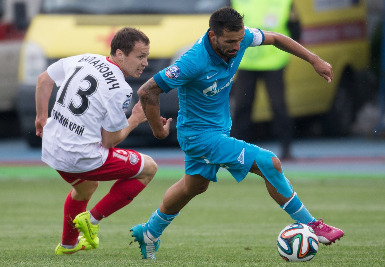 \"Зенит\" вернул лидерство в РФПЛ, взяв верх над \"Амкаром\"