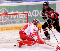 Омские Ястребы победили в стартовом матче финала плей-офф МХЛ
