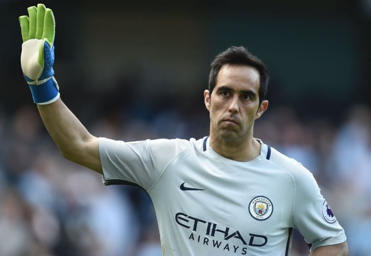 Браво не обращает внимания на критику