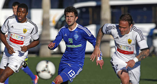 \"Анжи\" сыграл вничью с киевским \"Динамо\"