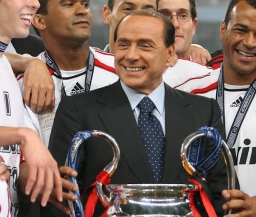Берлускони заявил, что любит "Милан", поэтому не продаст его