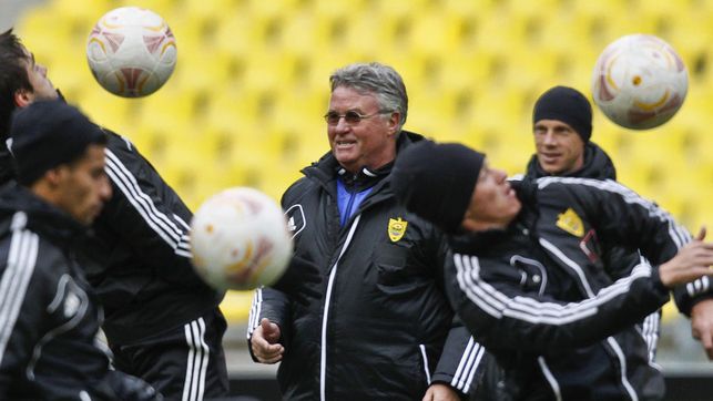 Хиддинк хочет получить зарплату за август