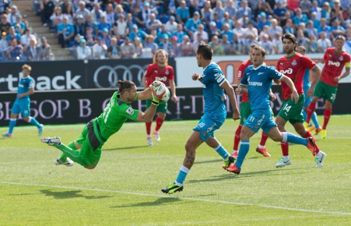 \"Питерцы\" в большинстве дожали \"Локомотив\"