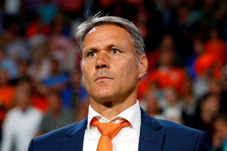 Ван Бастен раскритиковал Неймара за симуляции