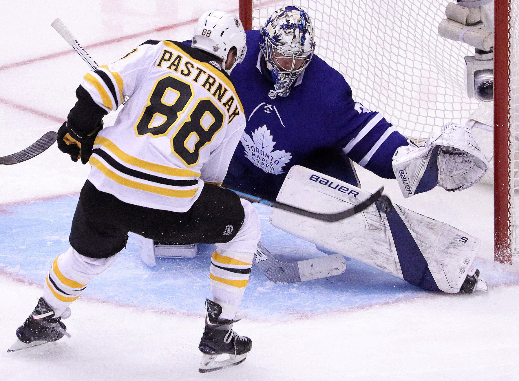 \"Торонто Мэйпл Лифс\" уверенно одолели \"Бостон Брюинз\"