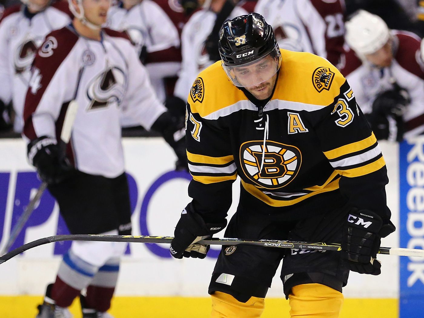 \"Колорадо Эвеланш\" в результативном матче победили \"Бостон Брюинз\"