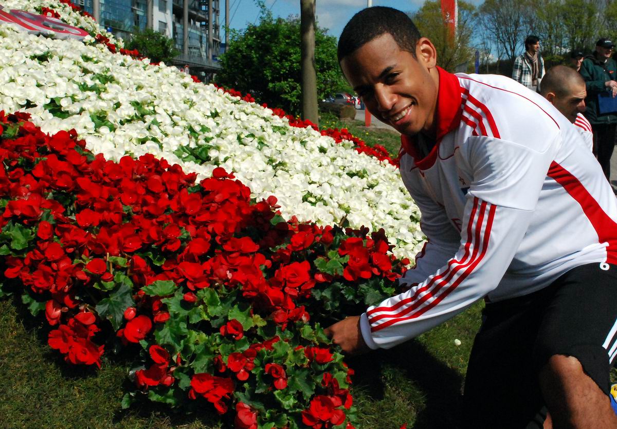 \"Шальке\" усилился Аого