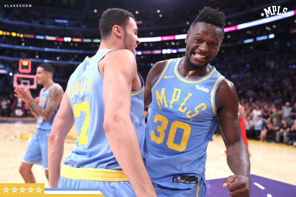 \"Лейкерс\" прервали победную серию \"Вашингтона\"