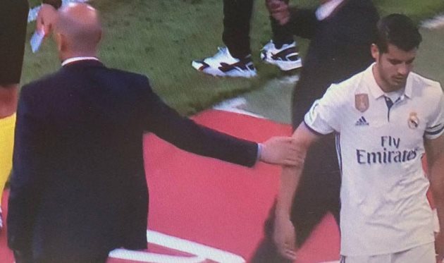 Мората не пожал руку Зидану