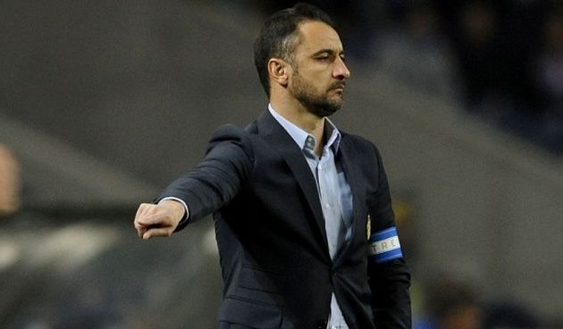 \"Олимпиакос\" уволил наставника