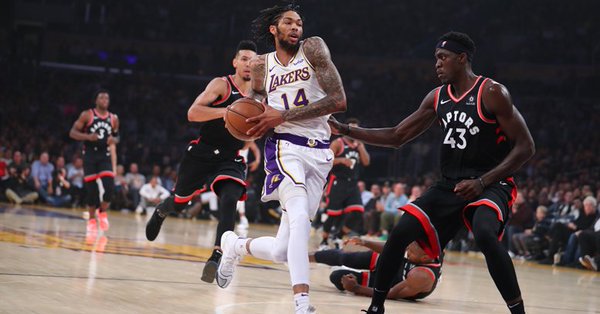 \"Лейкерс\" потерпели фиаско в матче с \"Торонто\"