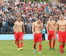 "Разозленные" фанаты сербского клуба заставили игроков раздеться