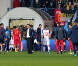 Матч Черногория - Россия не был завершен из-за выходок фанатов хозяев