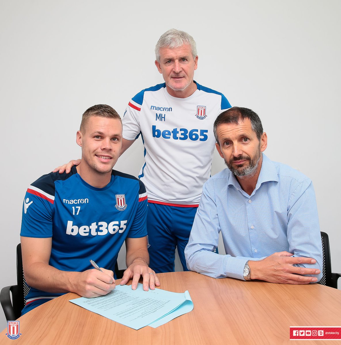 Шоукросс продлил договор со \"Сток Сити\"