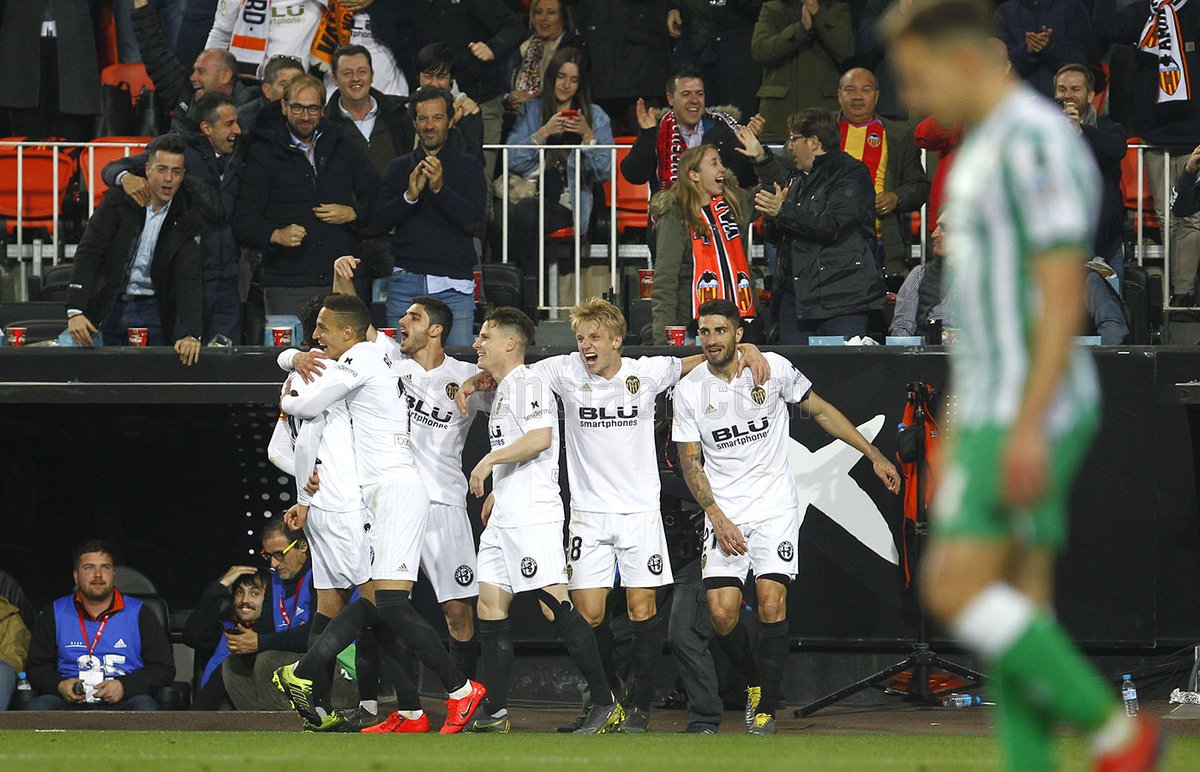 \"Валенсия\" вышла в финал Кубка Испании, где сыграет с \"Барселоной\"