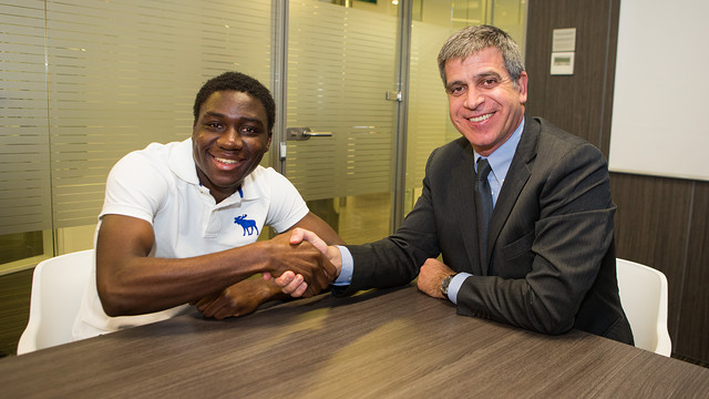 \"Барса\" продлила контракт со своим форвардом