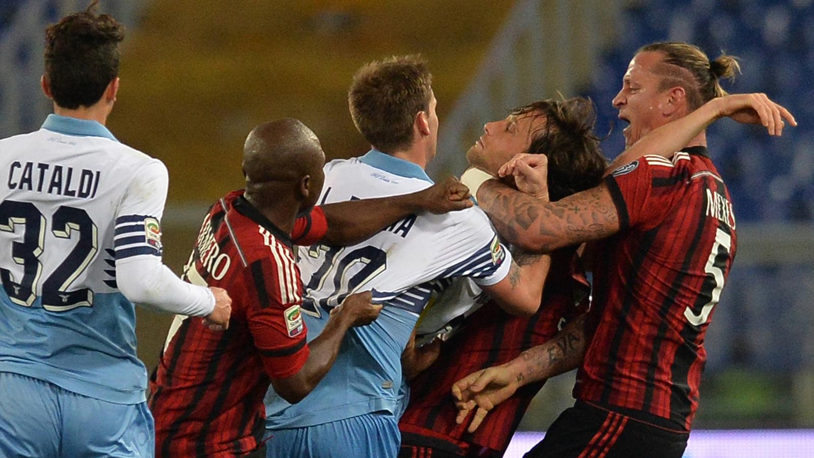 Мексес дисквалифицирован на четыре поединка