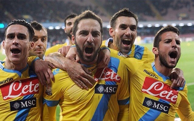 \"Наполи\" разгромил \"волков\" и вышел в финал Кубка Италии