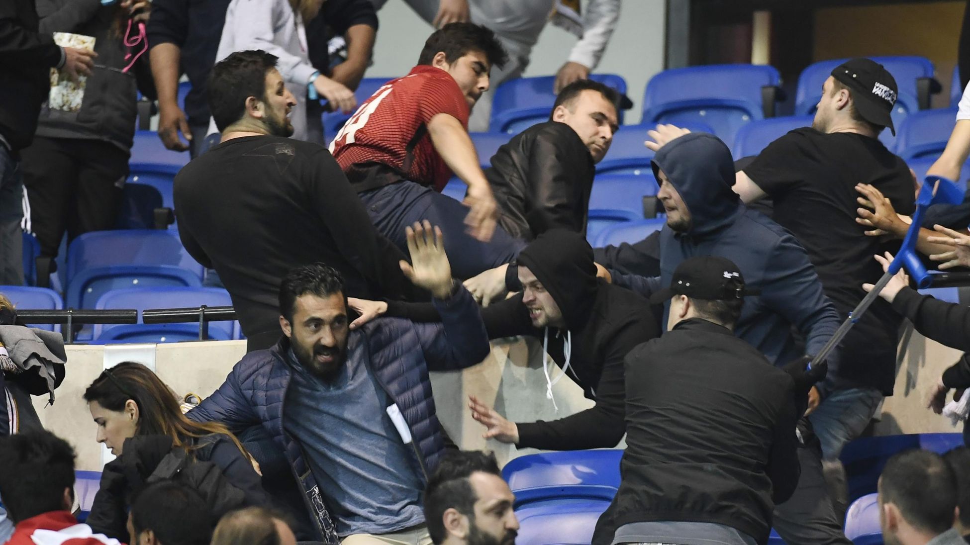 На “Стад Де Лион” произошел срыв матча