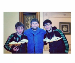 Кадыров подарил двум игрокам "Терека" "золотые бутсы" 