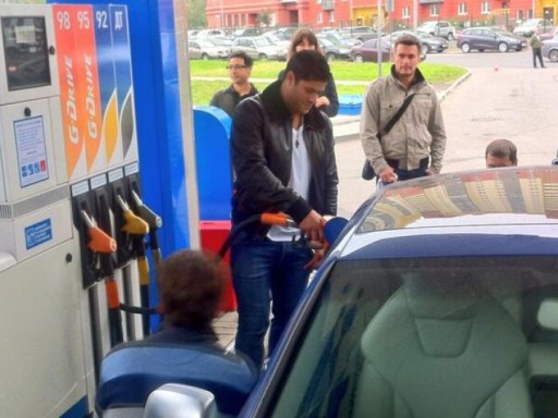 Звезды \"Зенита\" заправляли автомобили петербуржцев