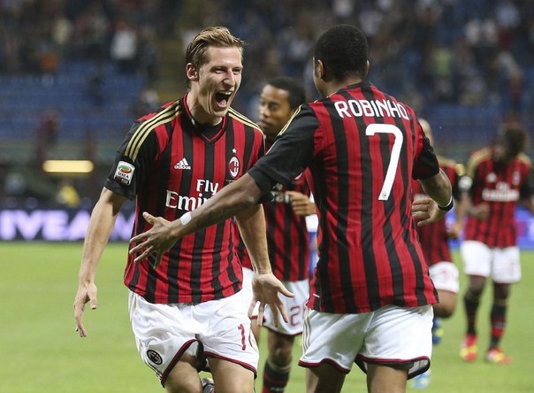 \"Россонери\" дома победили \"Сампу\"