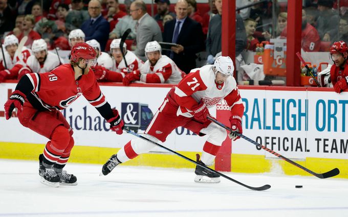 \"Детройт Ред Уингз\" уверенно обыграли \"Каролину Харрикейнз\"