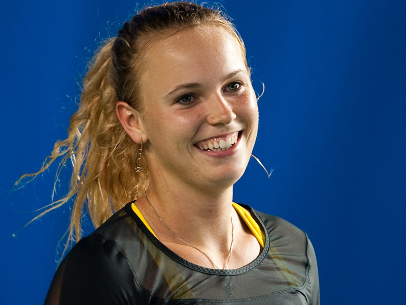 Травма Азаренко вывела Возняцки в полуфинал турнира в Индиан-Уэллсе