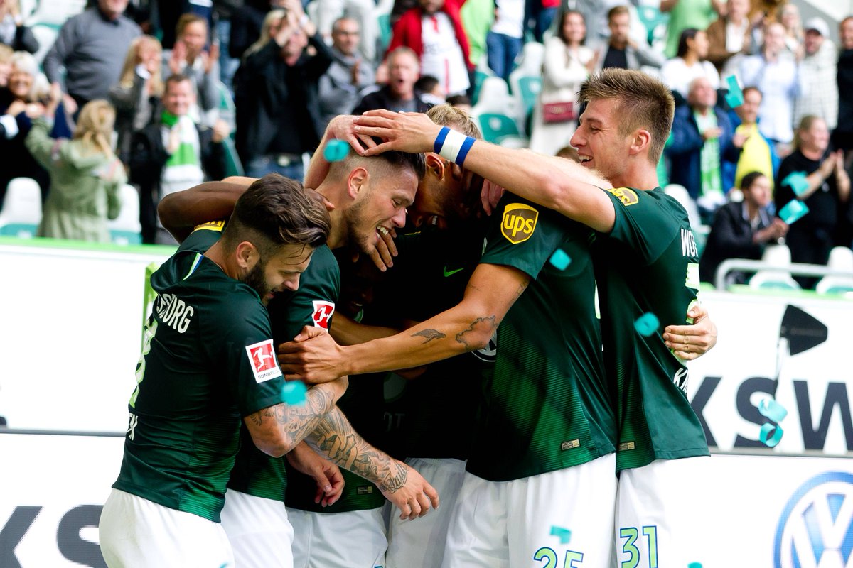 \"Вольфсбург\" вырвал три очка в игре против \"Шальке\"