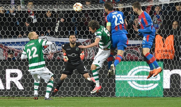 \"Спортинг\" уступил \"Виктории\", но прошел в четвертьфинал Лиги Европы