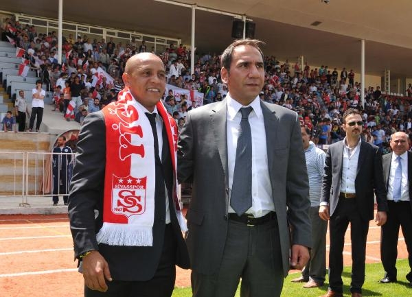 \"Сивасспор\" сумел договориться с Роберто Карлосом