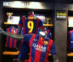 В продаже появились футболки "Барселоны" с фамилией Суареса