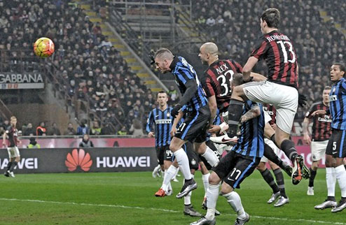 \"Милан\" уверенно одолел \"Интер\"
