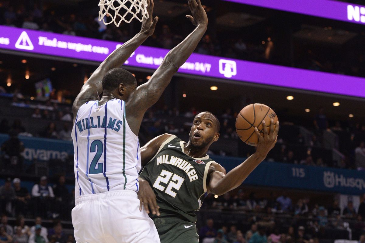 \"Шарлотт Хорнетс\" обыграли \"Милуоки Бакс\" с разницей  в три очка