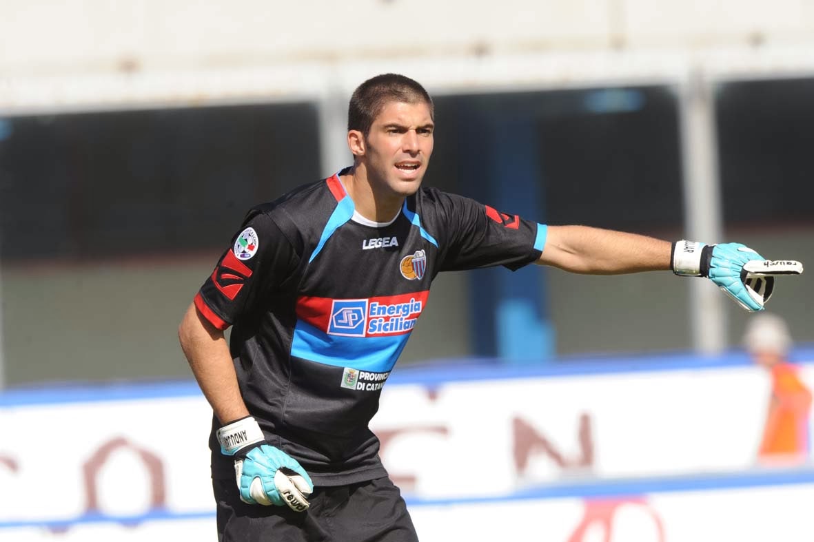 \"Наполи\" подтвердил трансфер голкипера \"Катании\"