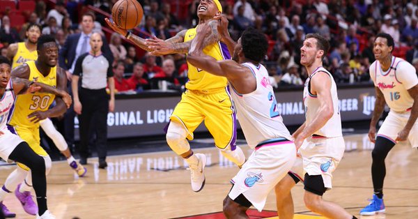 \"Лейкерс\" разгромно обыграли \"Майами\"